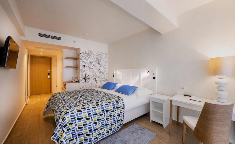 Room, Twin Beds, Atrium View