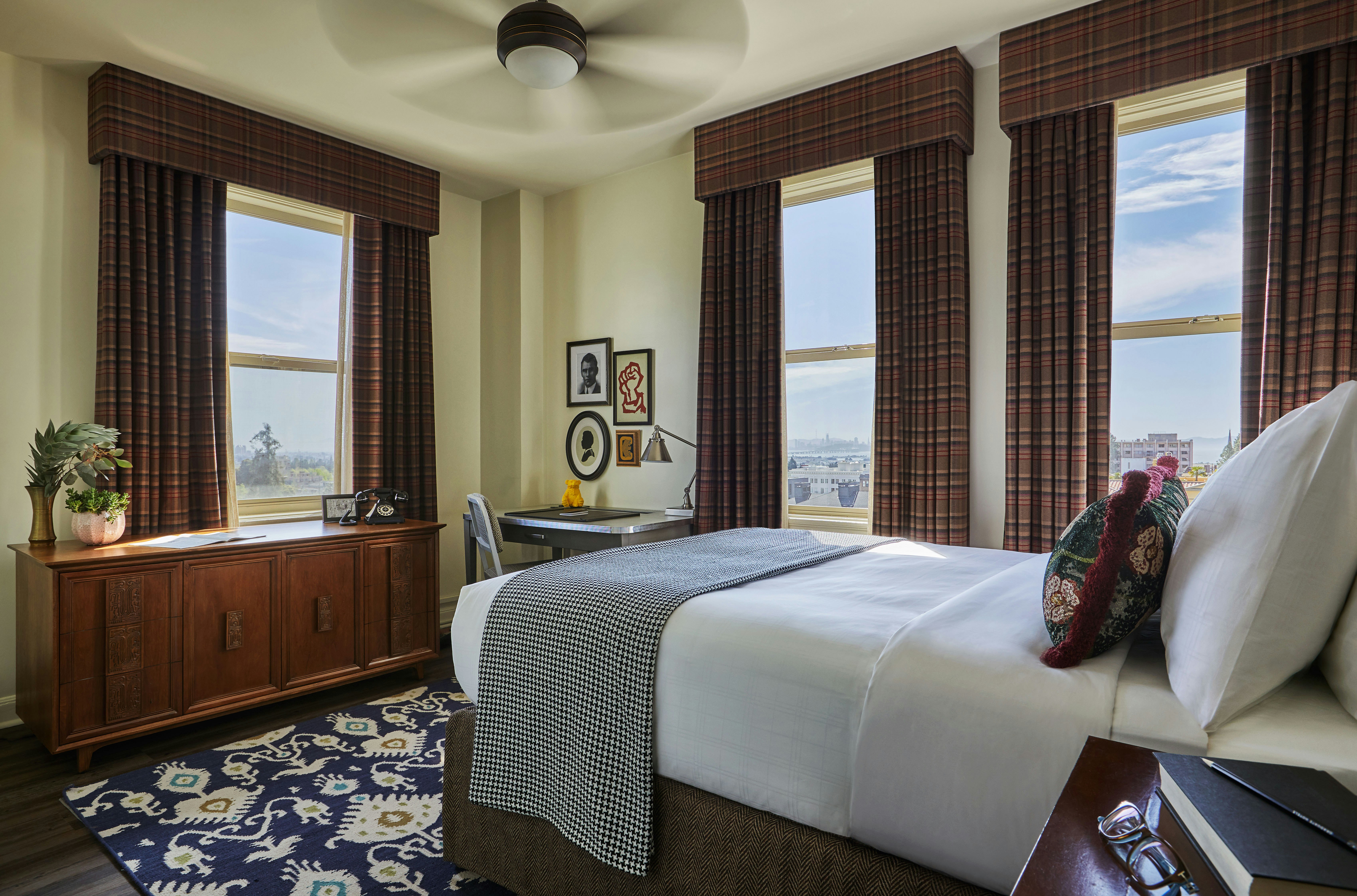 Graduate, Queen Bed, Top Floor