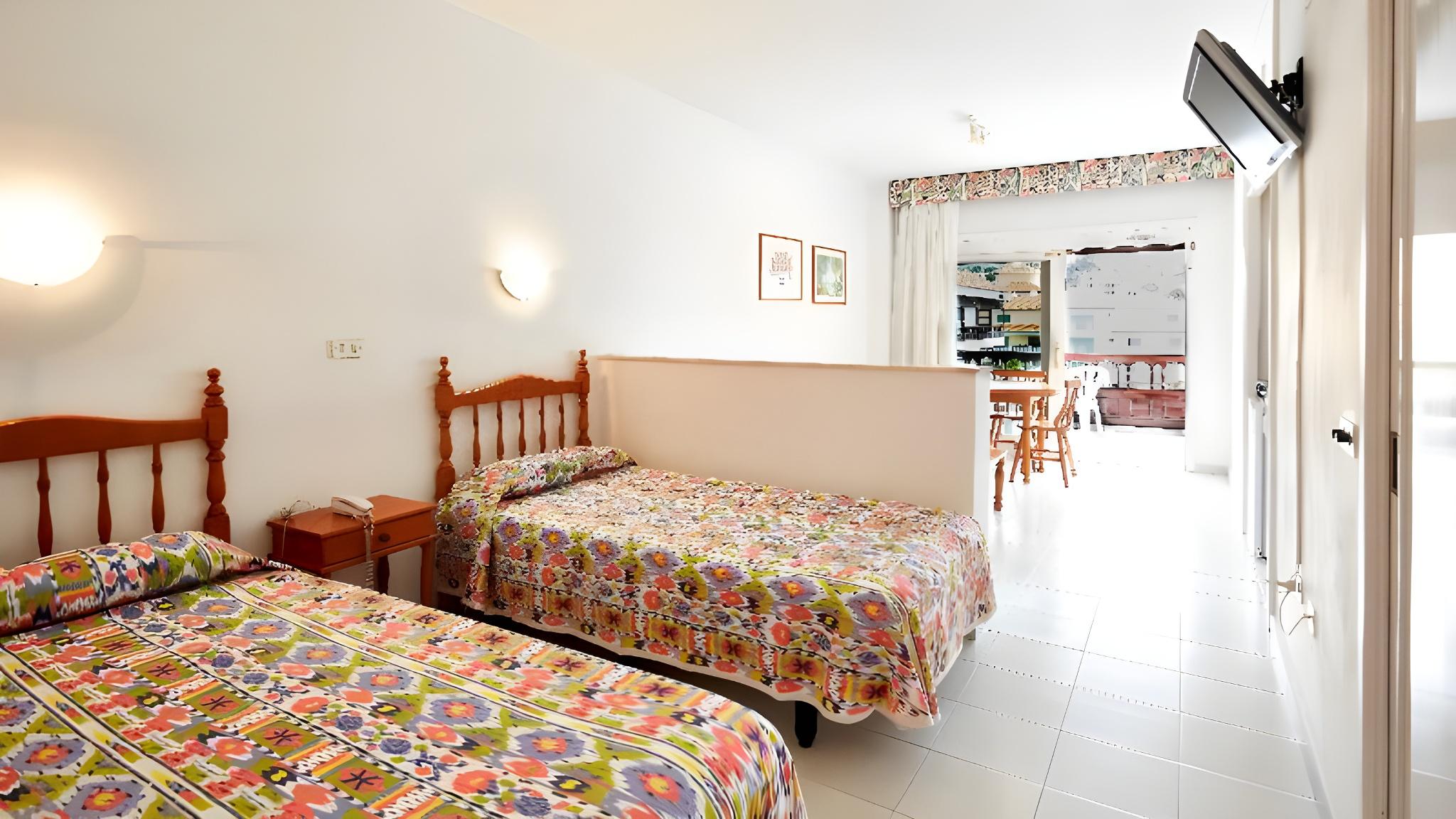 Studio, Twin Beds, Garden or Pool View, Sofa