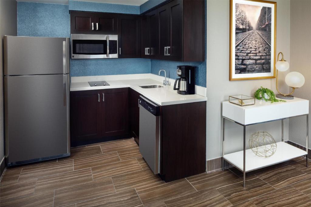 2 Bedrooms, Suite, 1 King or 2 Queen Beds, River View, 2 Bathrooms, Balcony
