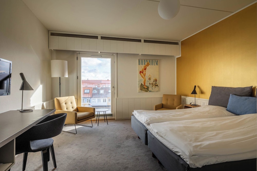 Room, Twin Beds, City View