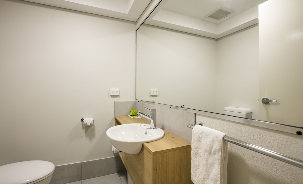 Nightcap At Kawana Waters Hotel 63/65
