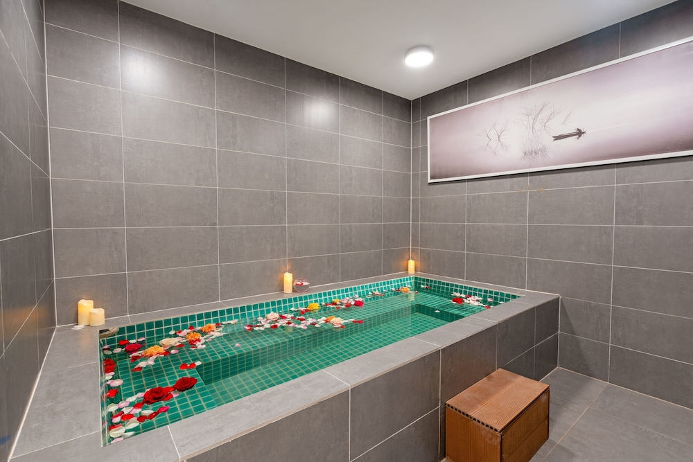 swimming pool spa