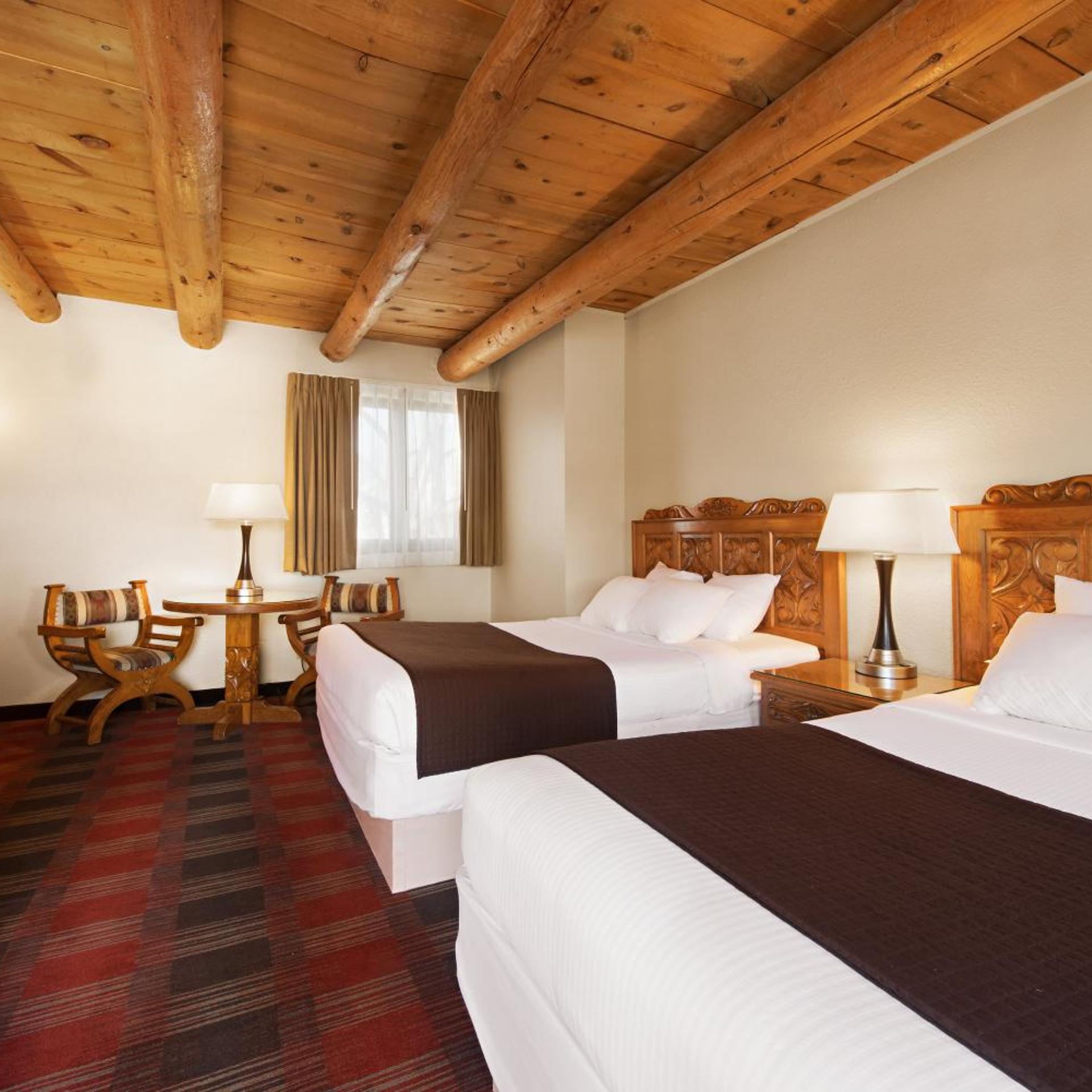 غرفة بسرير كوين بإطلالة على الحديقة، Sagebrush Inn Suites 4/10