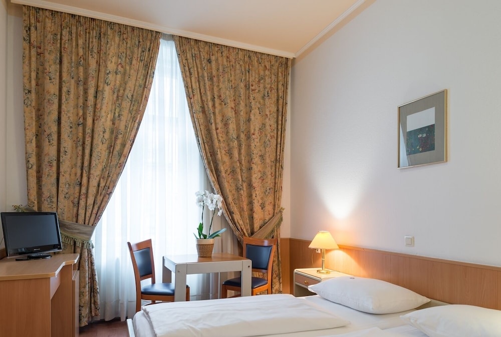 ROOM, DOUBLE BED