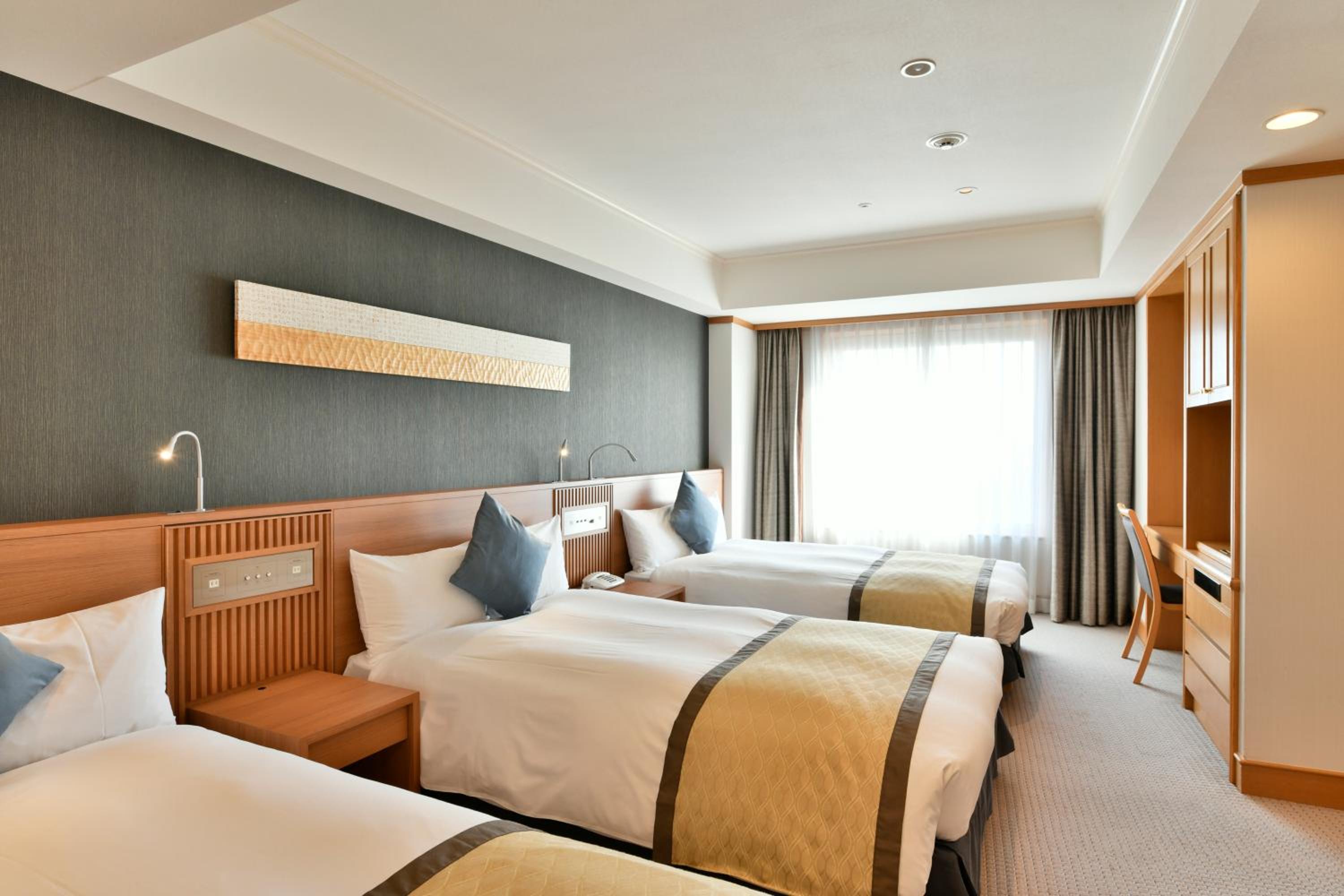 Luxury, West Wing