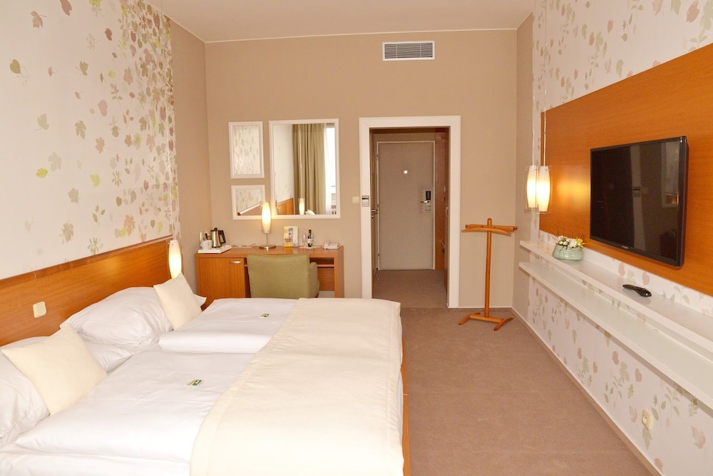 Avanti Hotel 7/72