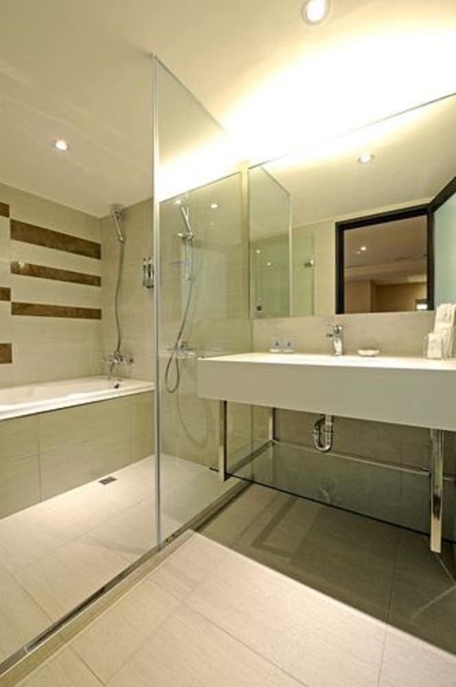INTERNATIONAL CITIZEN HOTEL 24/26