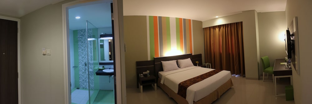 Pose In Hotel Solo 28/48