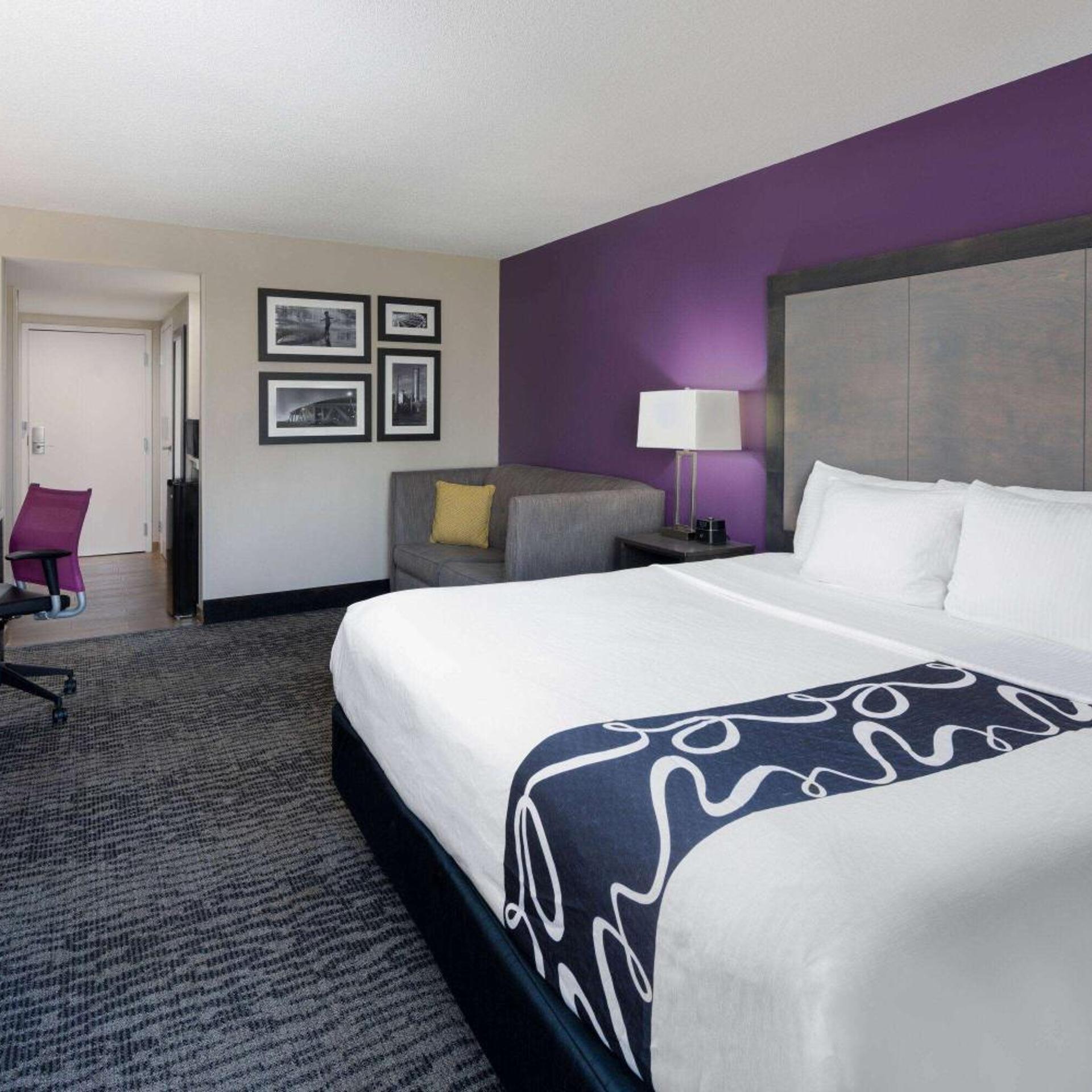 غرفة تنفيذية بسرير كينج مع أريكة، La Quinta Inn and Suites by Wyndham Kennesaw 2/8