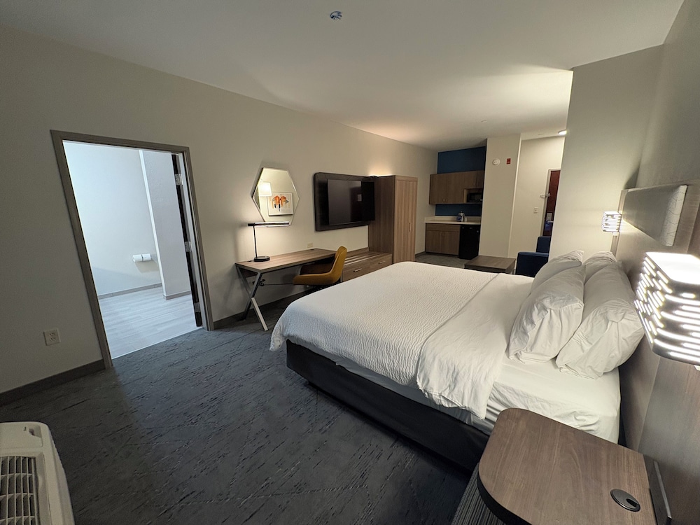 Suite, King Bed, Extra Floor Space