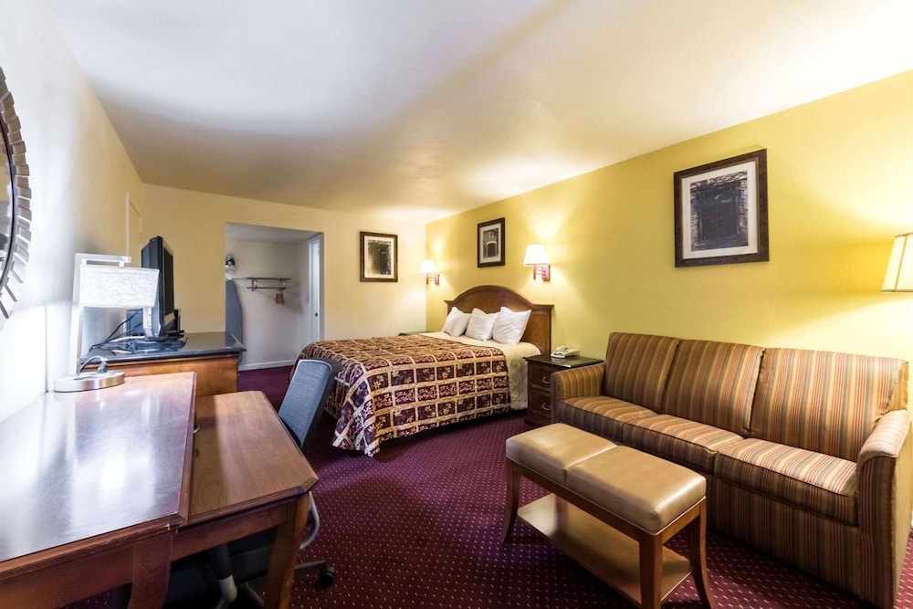 Hillview Inn At Six Flags Fiesta 26/35
