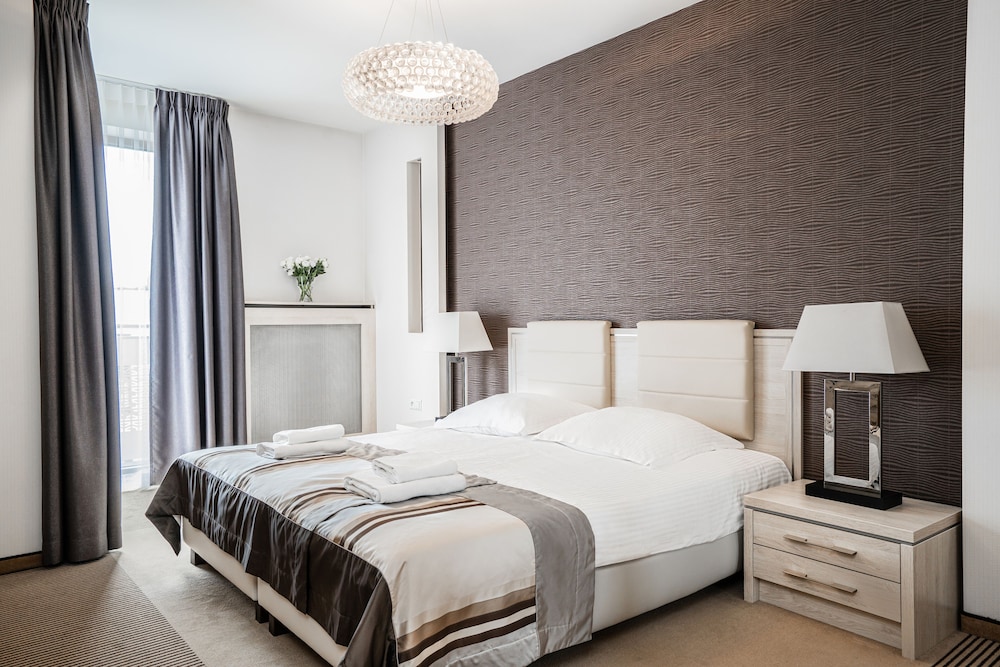 DELUXE, FAMILY, APARTMENT