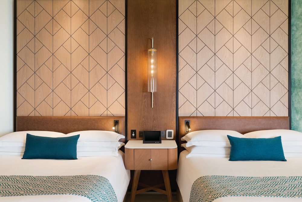 SWIM UP, JUNIOR SUITE, 2 QUEEN BEDS