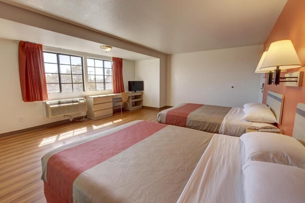 Motel6 Bellflower, CA - Los Angeles 10/65