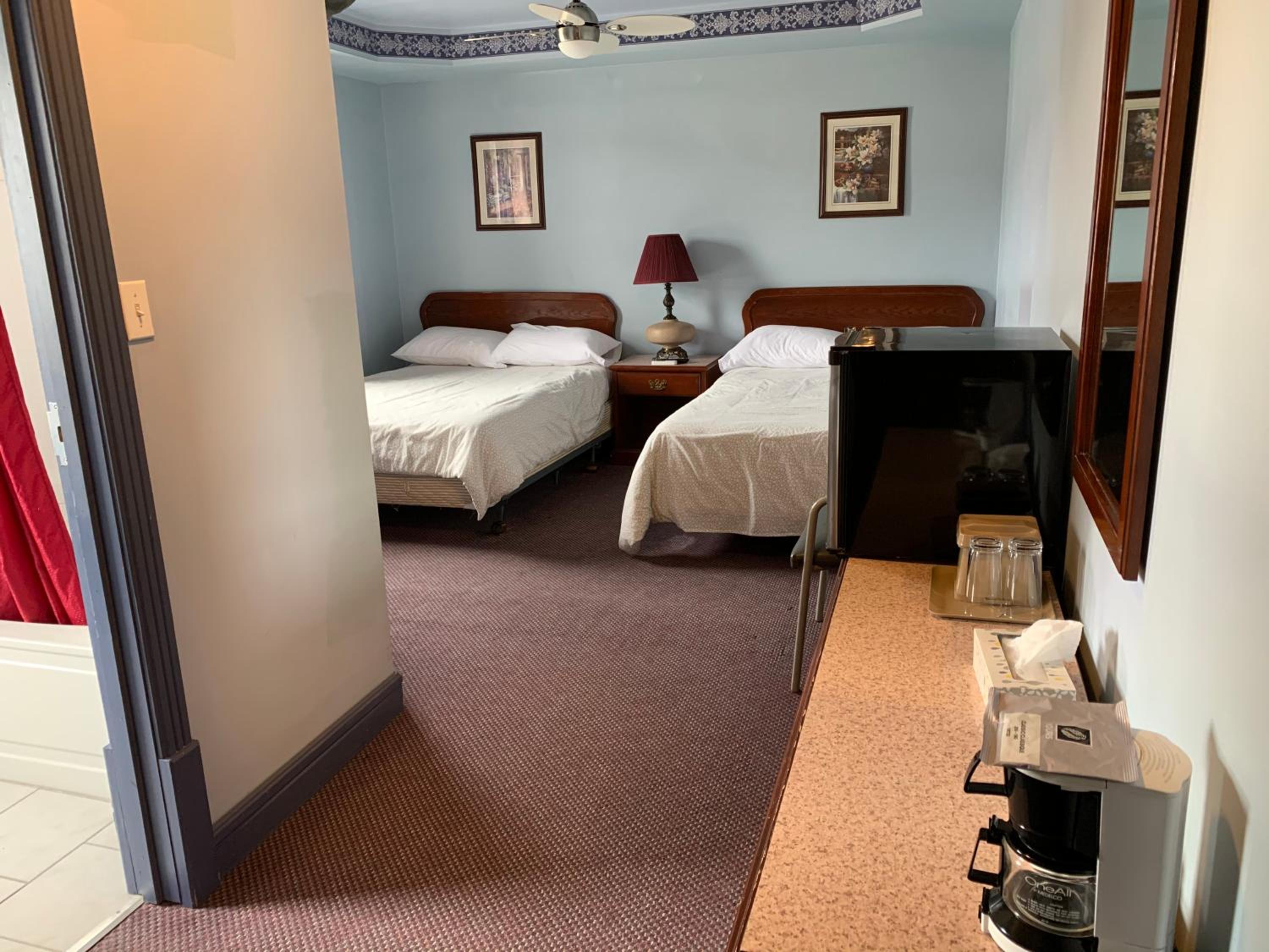 Room, 2 Queen Beds, Lakeview Hotel 9/10