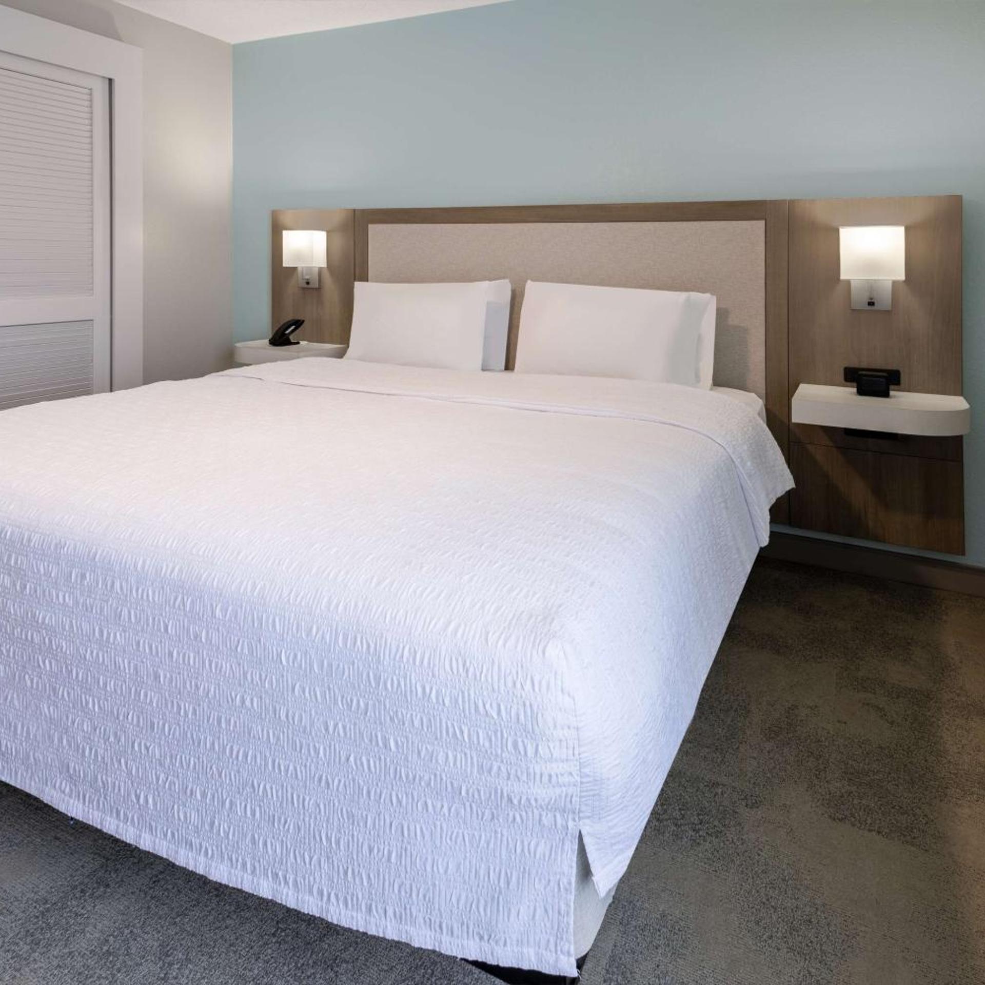 جناح بسرير كينج بغرفة نوم واحدة مع أريكة بمطبخ، Hampton Inn & Suites Venice Bayside South Sarasota 3/9