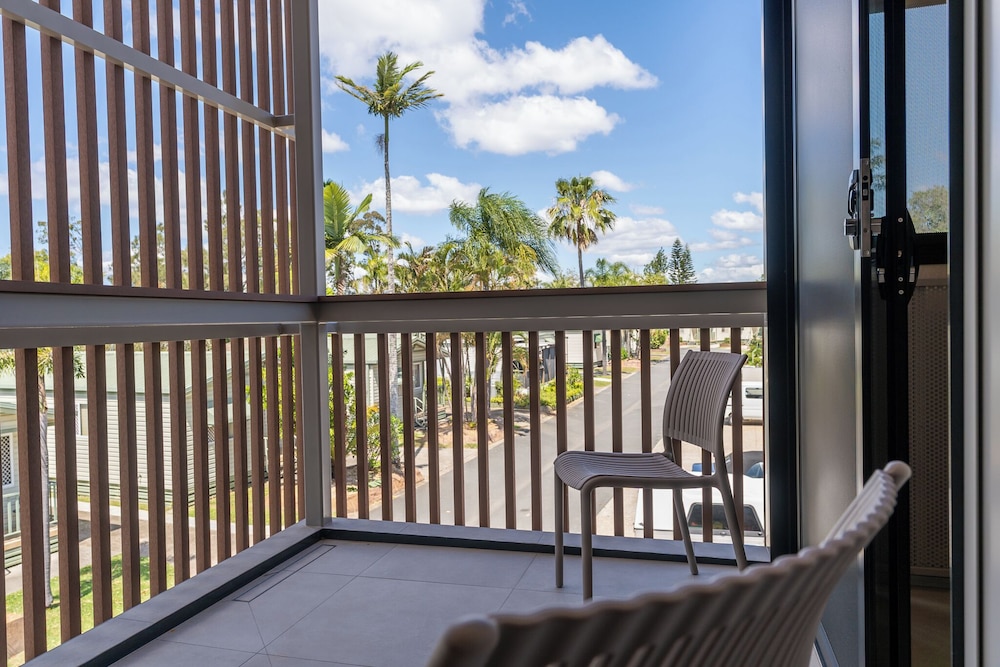 ASHMORE PALMS HOLIDAY VILLAGE 49/78