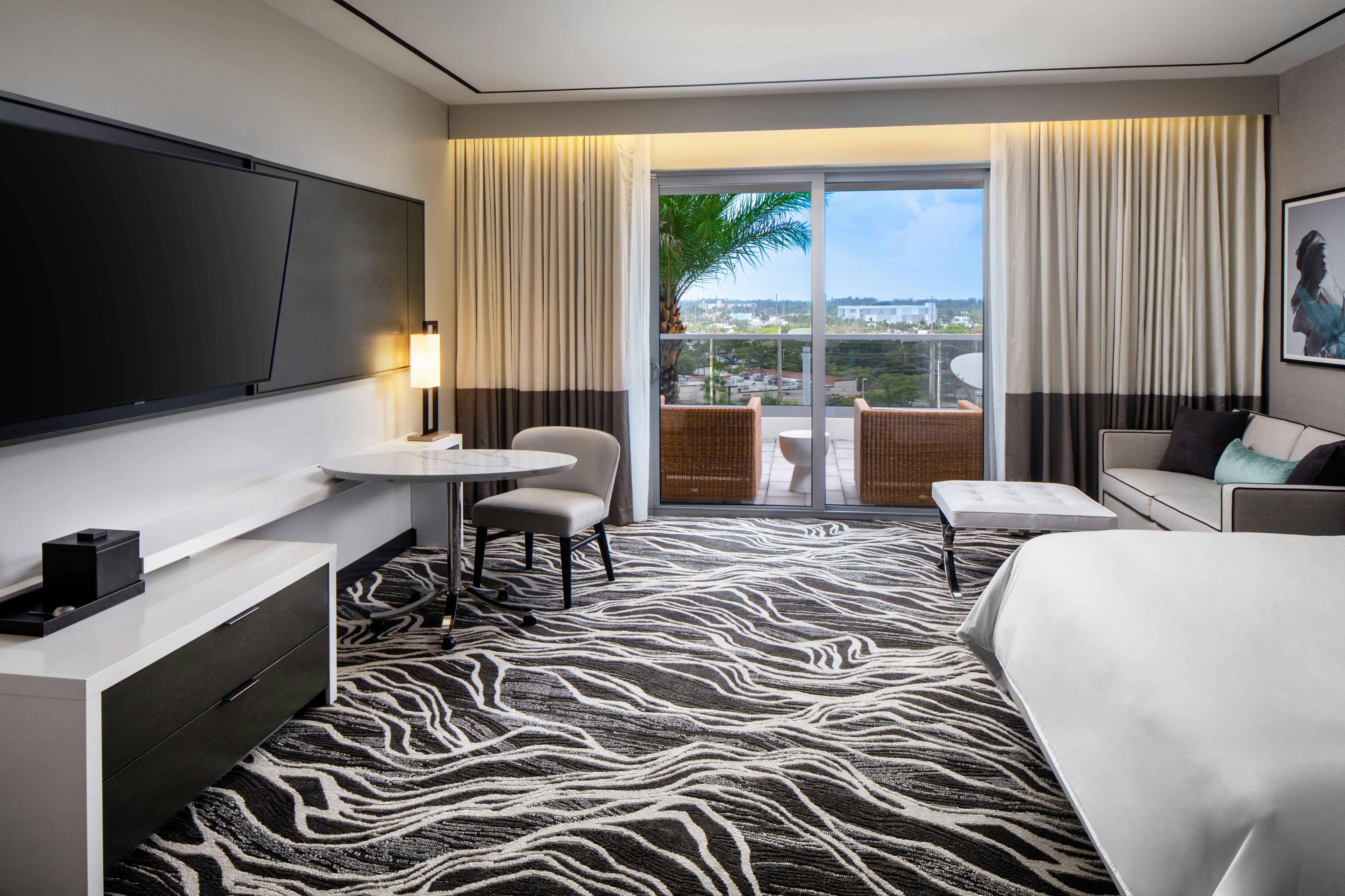 غرفة بسرير كينج بشرفة لذوي الإعاقة، Hilton Aventura Miami 2/3