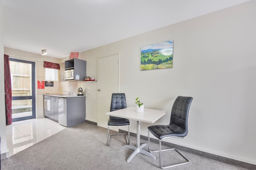 Gladstone Motel Nelson 30/42