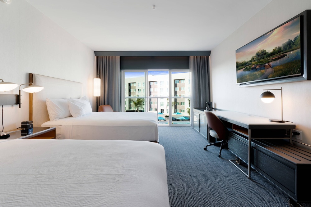 غرفة بسريرين كوين بشرفة