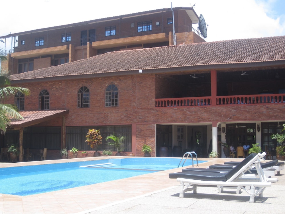 Coconut Grove Regency Hotel in ACCRA