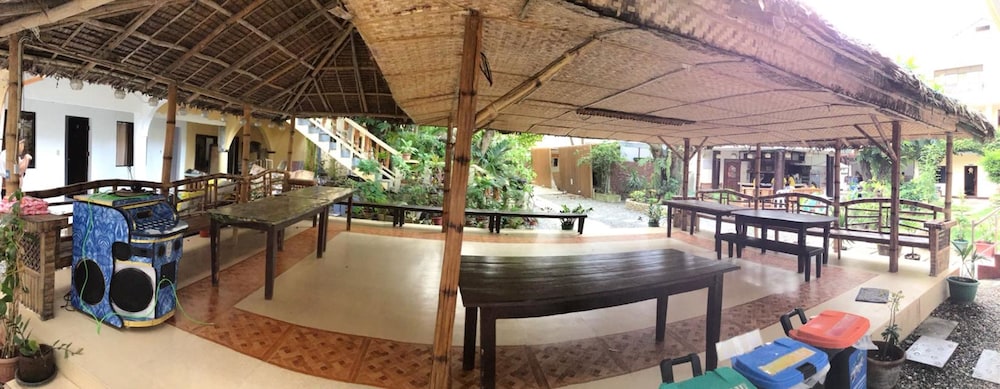 Rob And Fred's Resort 8/37