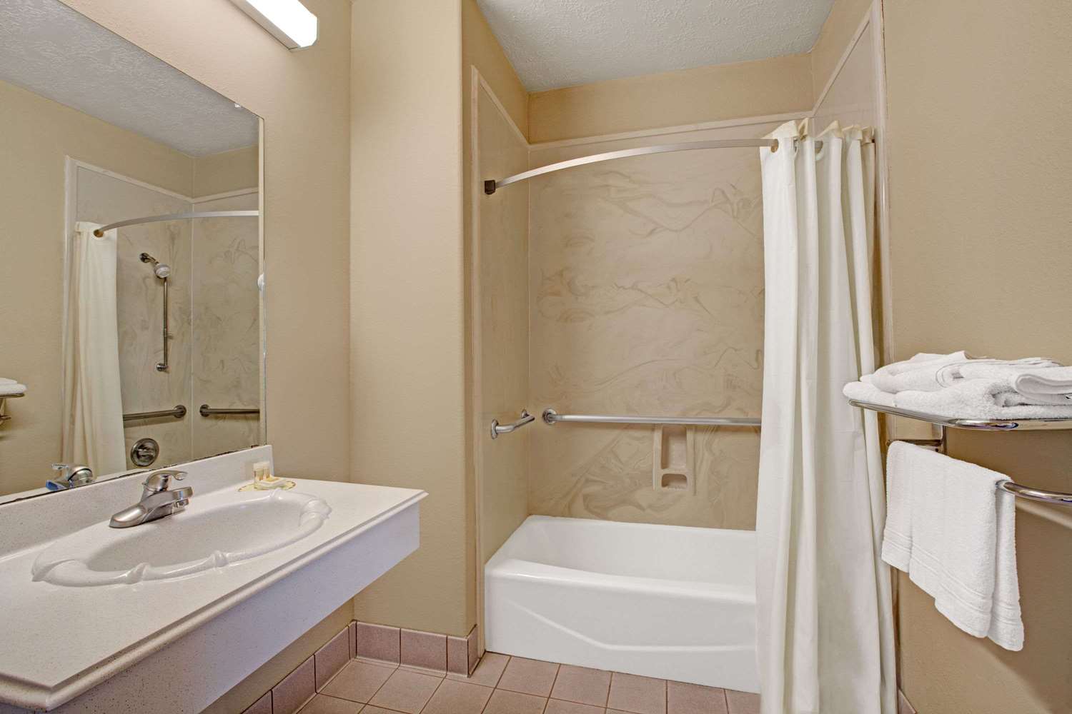 Days Inn & Suites by Wyndham Houston North/Spring 7/9