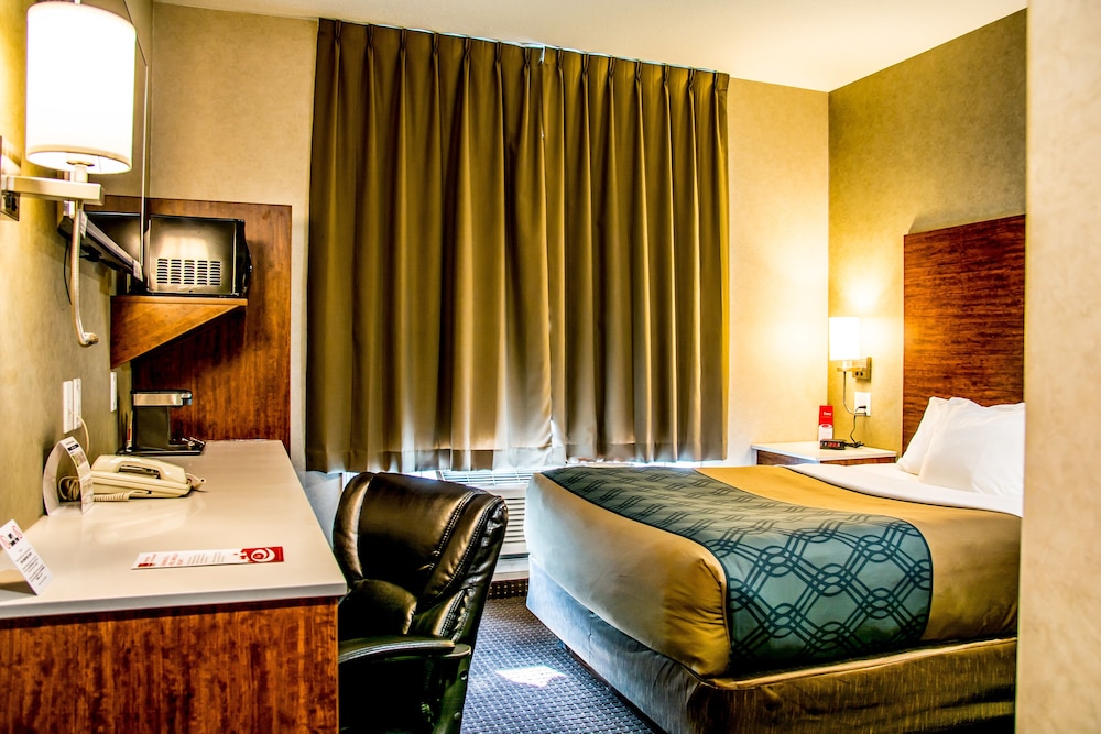 Econo Lodge Fox Creek, AB 17/28