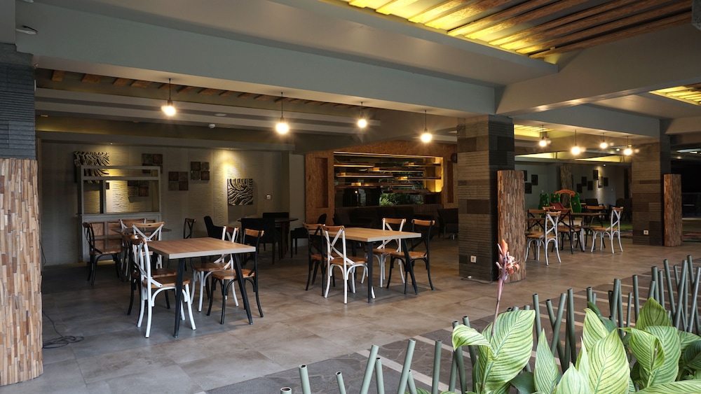 Grande Valore Hotel and Serviced Apartment (ex Oakwood Residence Cikarang) 50/68