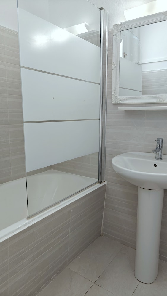 Narges Hotel 47/50