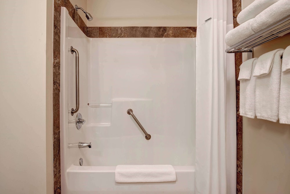 Room, King Bed, Accessible, Days Inn by Wyndham Dawson Creek 4/5