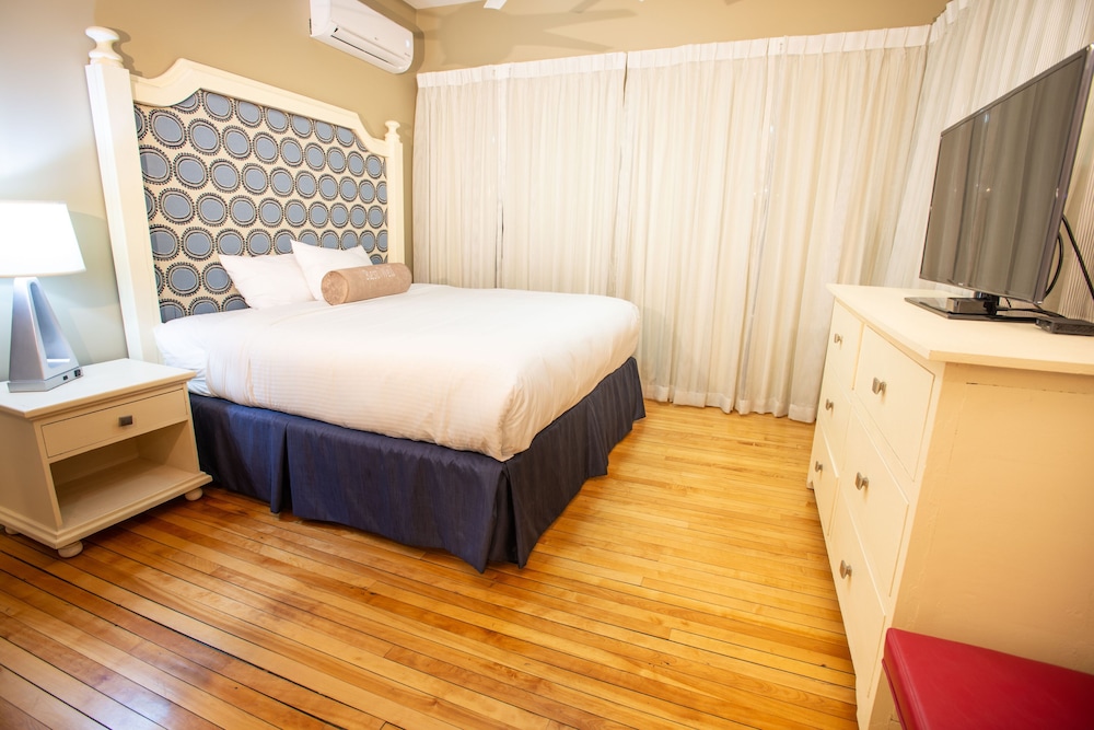جناح ديلوكس بسرير كينج وسرير كوين بغرفتي نوم مع أريكة، Capital Resorts 84 Main 4/8
