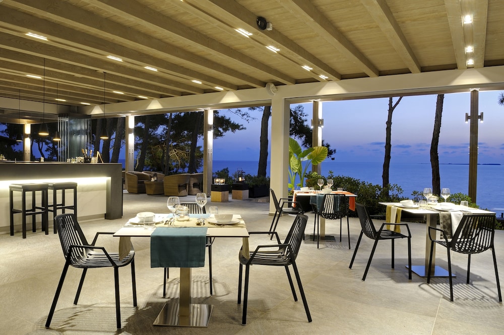 White Rocks Hotel & Bungalows 62/77