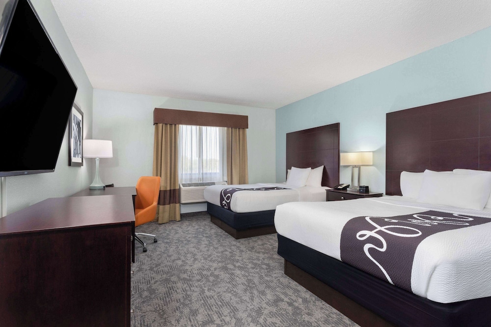 غرفة بسريرين كوين بإطلالة على البحيرة، La Quinta Inn & Suites by Wyndham Bonita Springs Naples N. 3/9