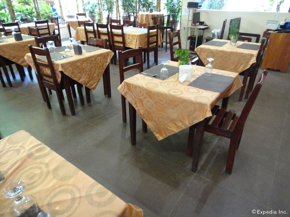 Blue Lagoon Inn Suites 14/25