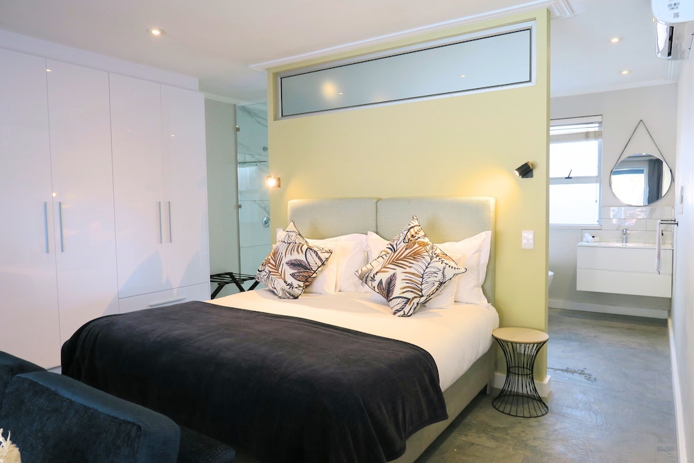 JUNIOR, KING BED, POOL VIEW