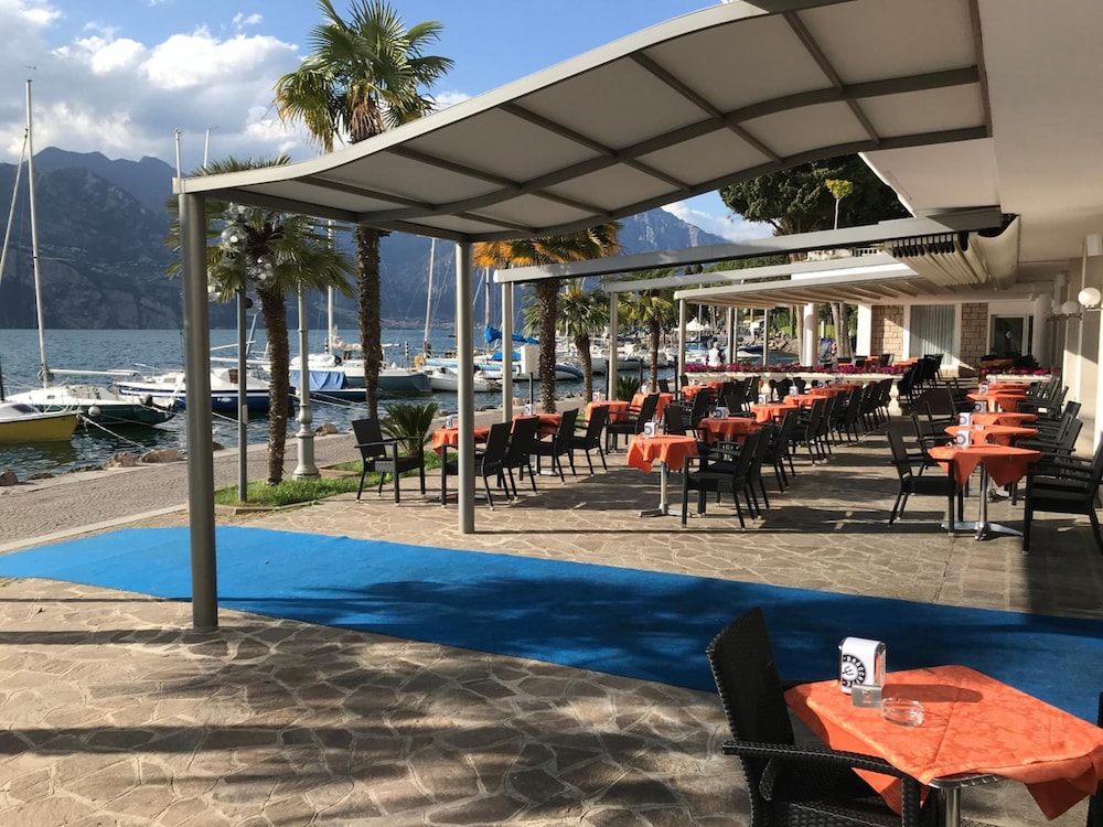 Hotel Excelsior Bay 7/50
