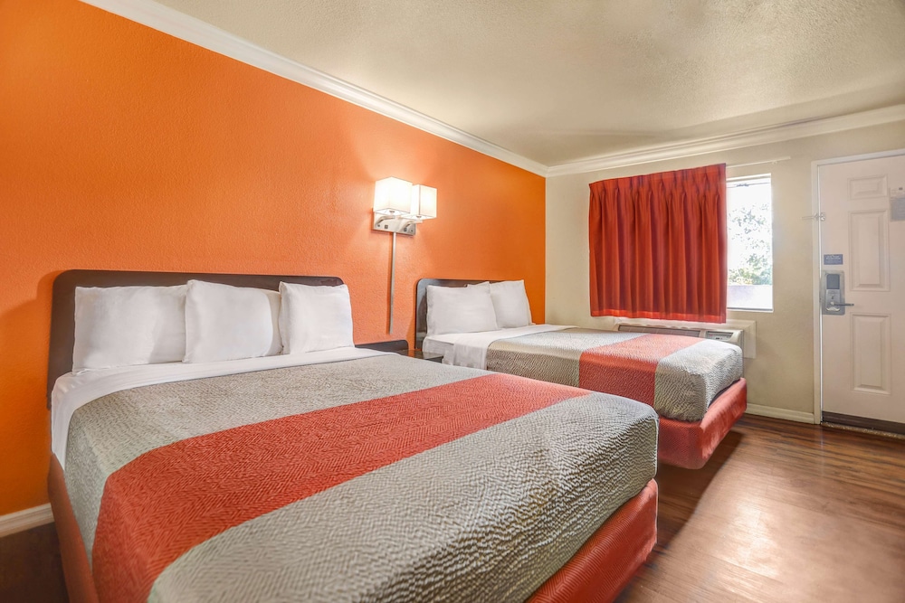 Motel6 Fresno, CA - Belmont Ave 21/39