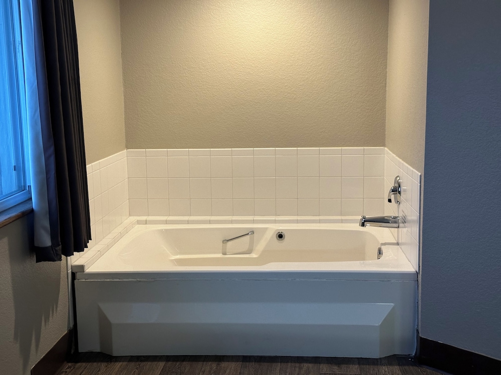 Baymont Inn & Suites by Wyndham Lincoln NE 43/47
