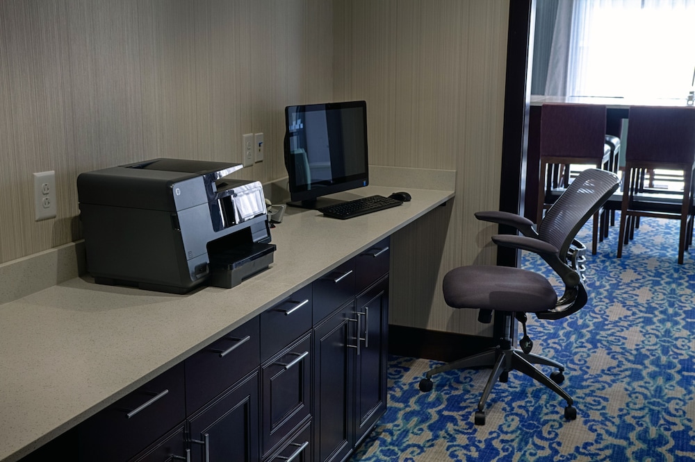 HOLIDAY INN EXPRESS SUITES SIDNEY 52/60