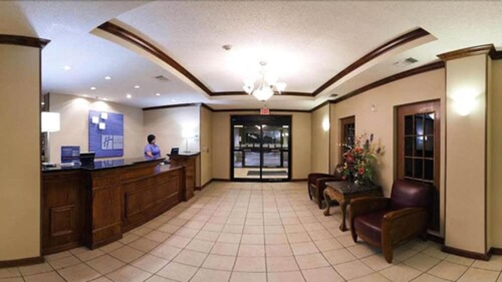 Holiday Inn Express Hotel And Suites Plainview 11/36
