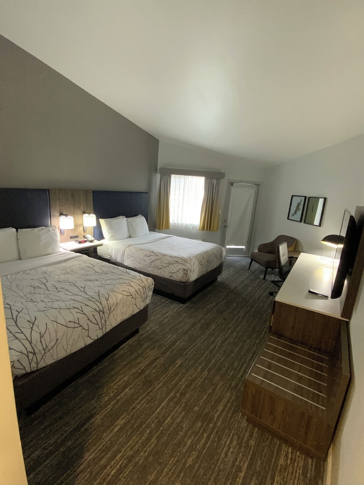 Standard, 2 Queen Beds, Balcony