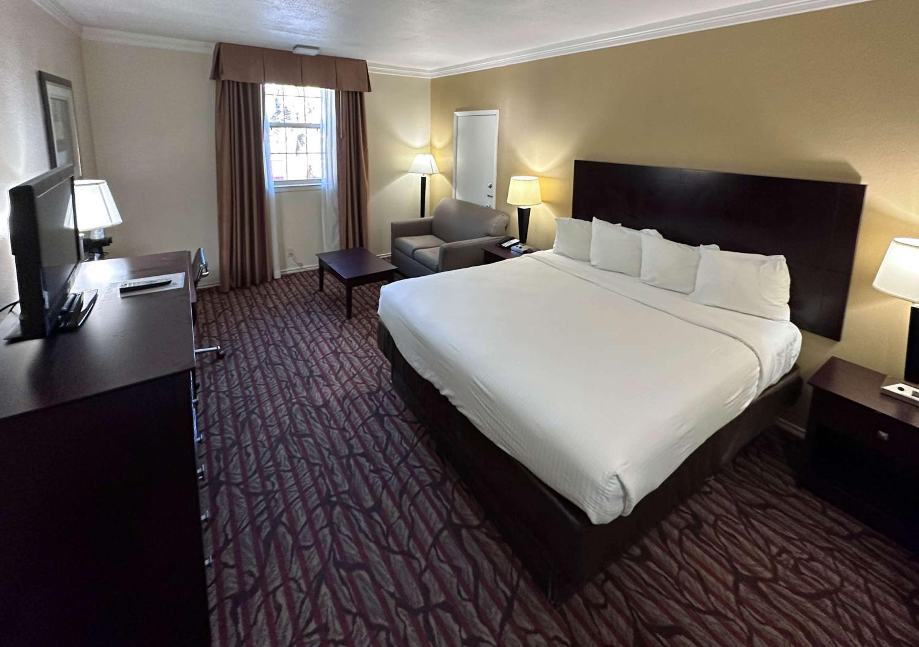 1 King Bed Mobility Accessible RI Shower Nsmk