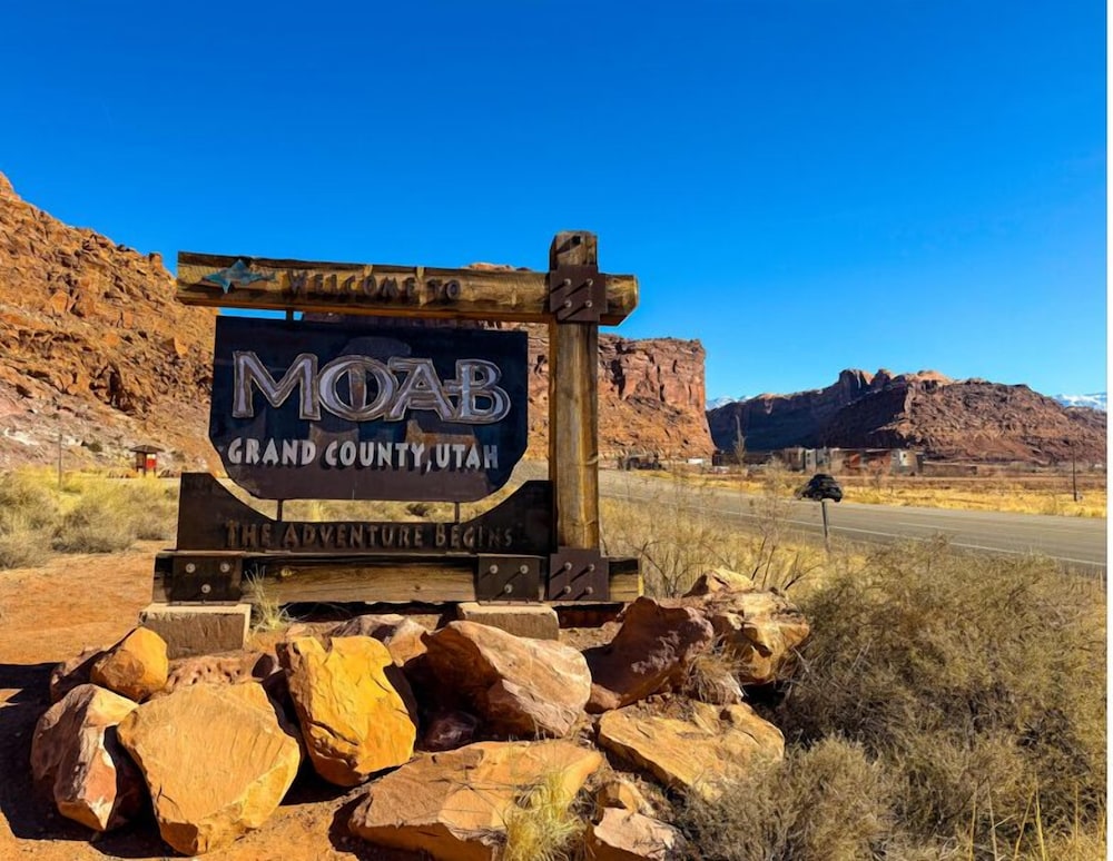 Wolfes Hotel Moab 35/42