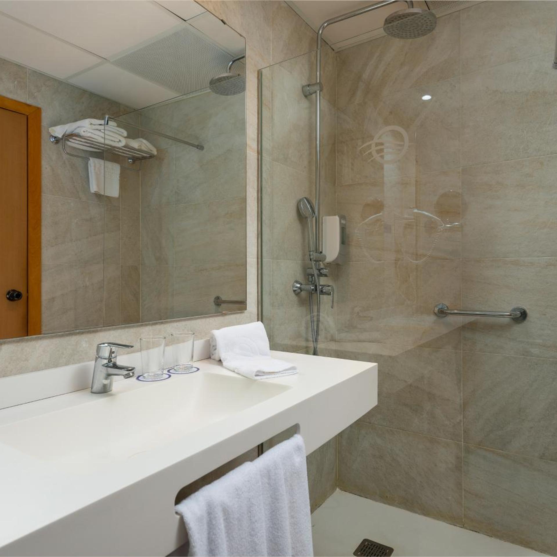 غرفة بسرير مزدوج أو سريرين منفصلين بشرفة مع سرير إضافي، Hotel Torre Azul & Spa - Adults Only 7/9