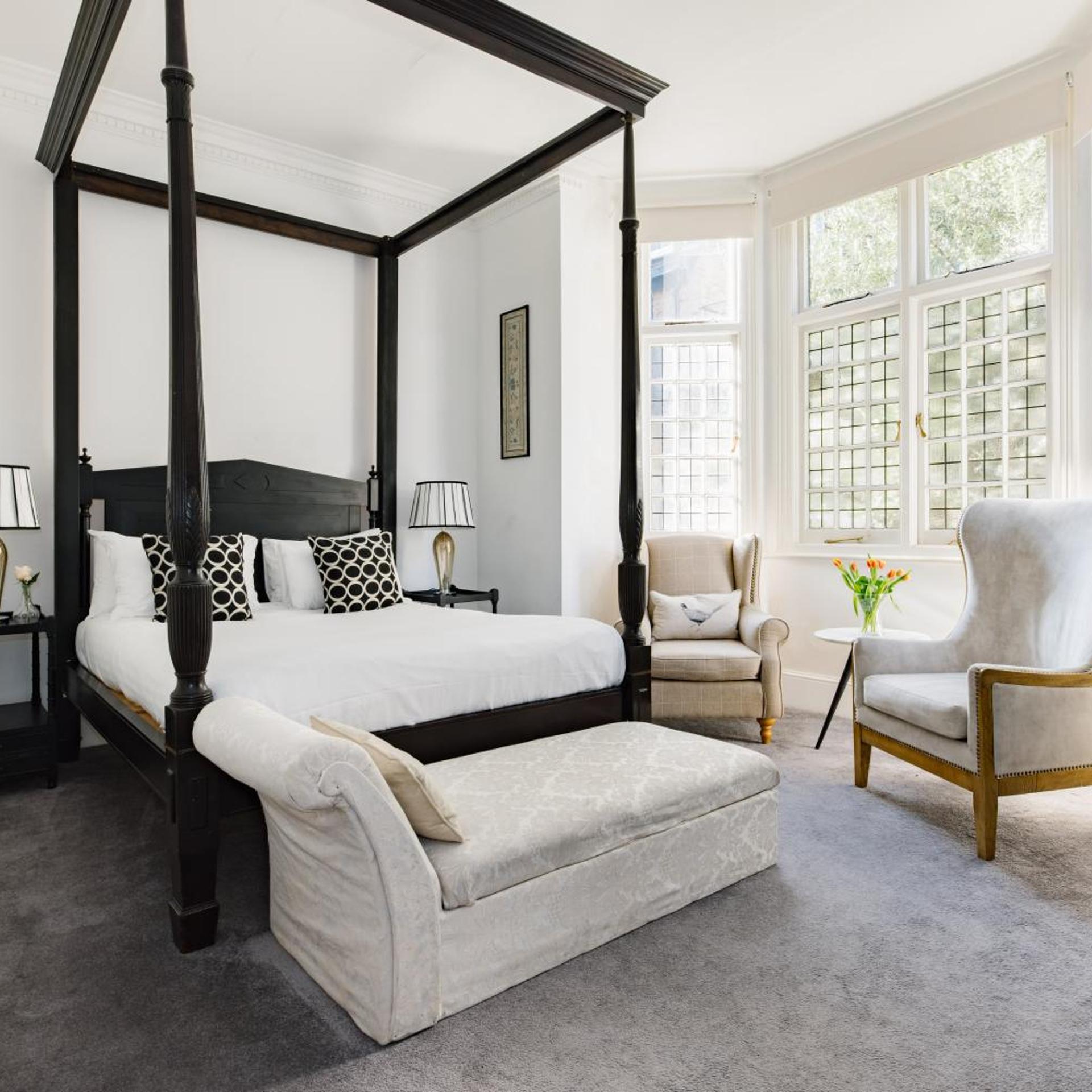 جناح جونيور، Abbey Court Hotel Notting Hill 2/4