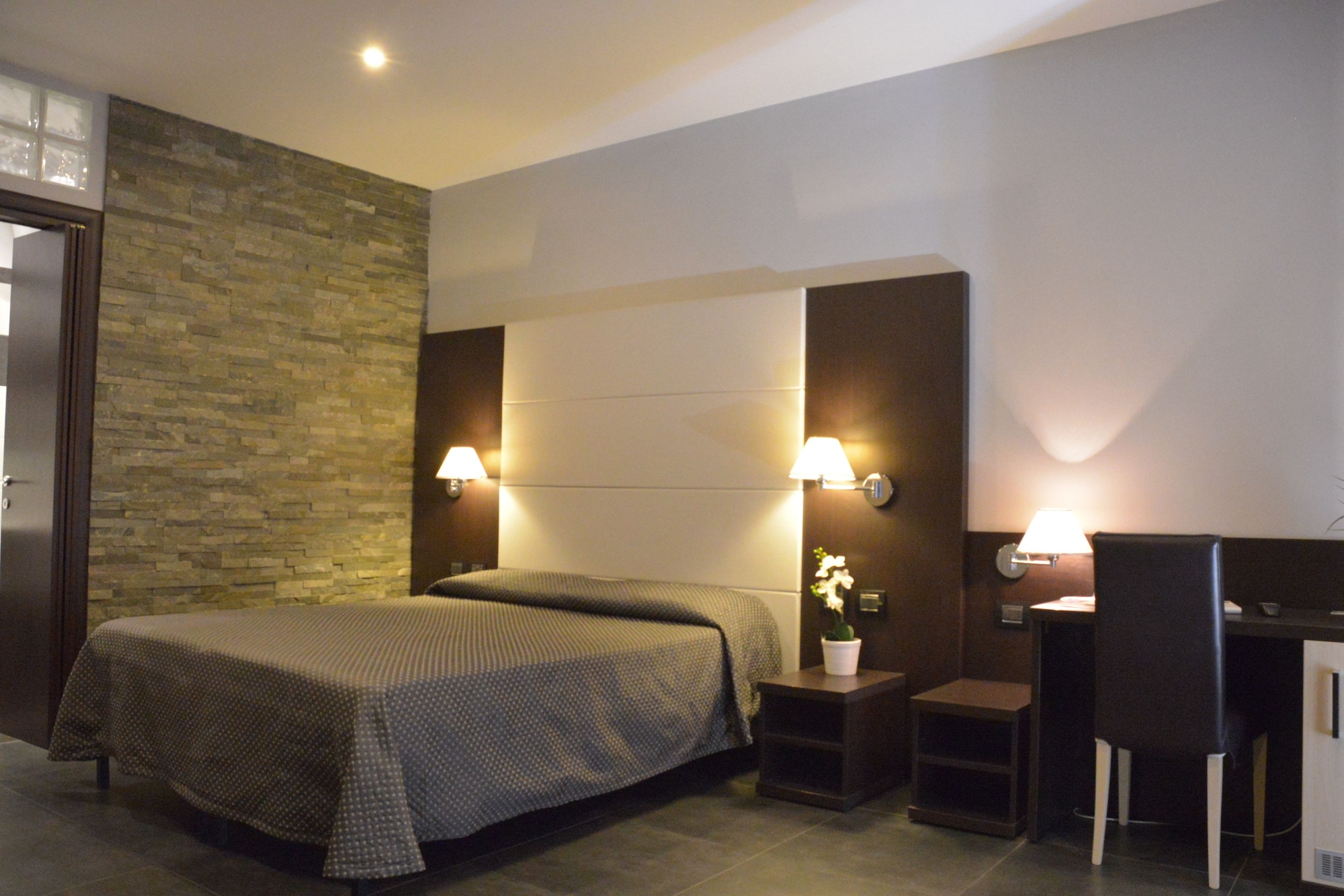 ROOM, QUADRUPLE