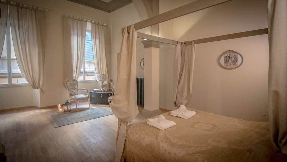 Breathtaking 4BD Apt 5min Walk to Duomo 8/33