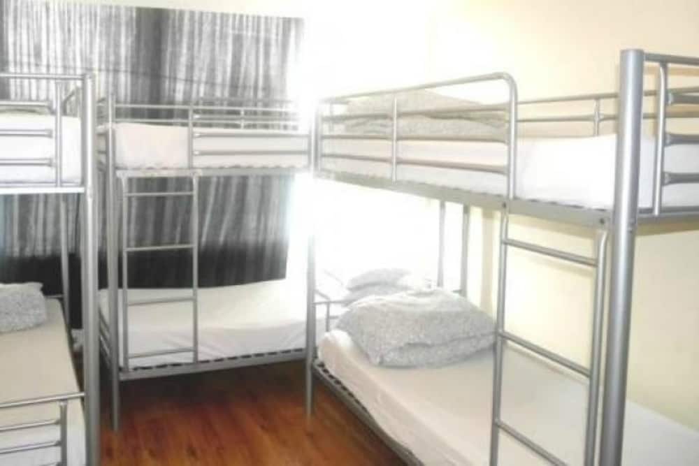Kensal Green Backpackers 1 15/56